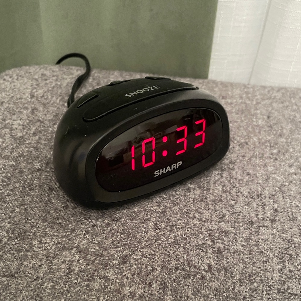 SHARP Compact Electric or Battery Alarm Clock